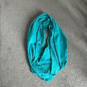 Lululemon Teal Infinity Scarf, Excellent Condition.